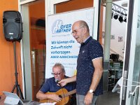 Charly Aichhorn heizt zu Beginn der Siegerehrung die Stimmung gewaltig an